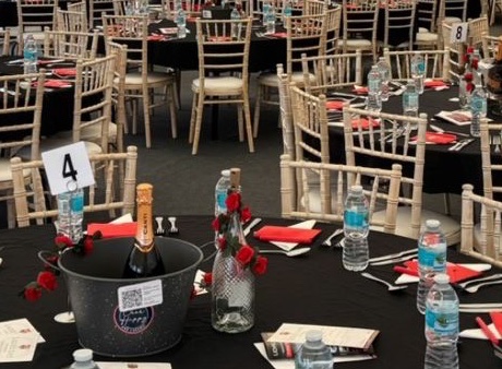 Close-up of table 4: champagne on ice and a red rose centrepiece